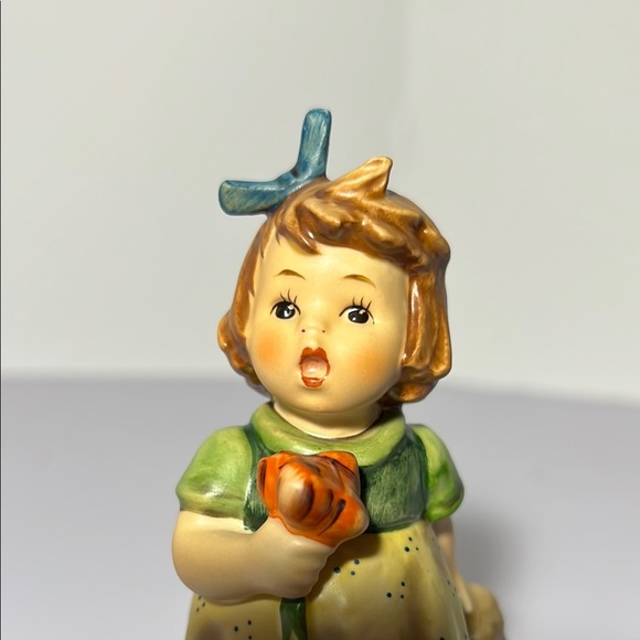 Hummel Girl Figure “The Surprise” Bee 🐝 Mark. GH103 - Picture 5 of 8